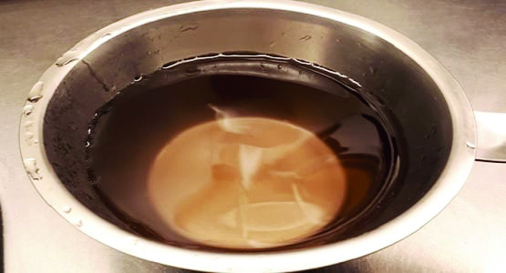 Bilden visar hur missfärgat vatten kan se ut efter en vattenläcka eller ledningsarbete "svartvatten".