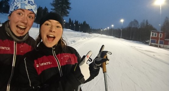 Två glada skidåkare