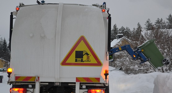 Foto på sidlastare som tömmer ett kärl