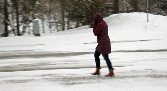 Kvinna promenerar i motvind