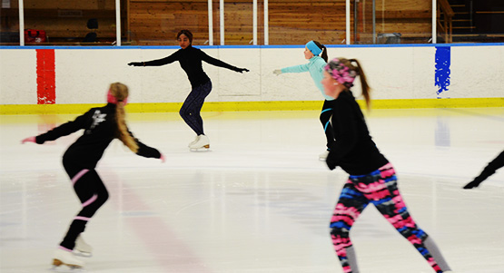 Lycksele ishall, Swoosh arena, med skridskoåkare ute på isen