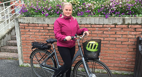 Hanna Karlsson är en av tre personer som lånar kommunens elcykel