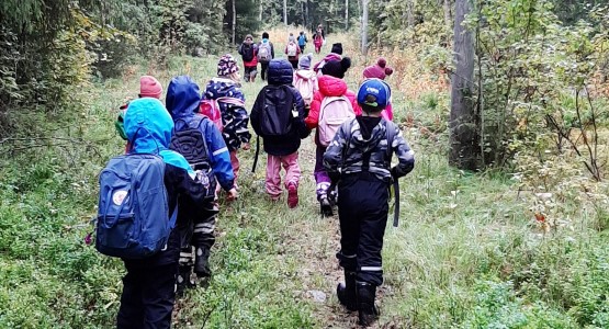 Barn från Knaftens skola som går i skogen. 