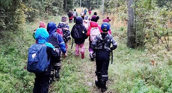 Barn från Knaftens skola som går i skogen.