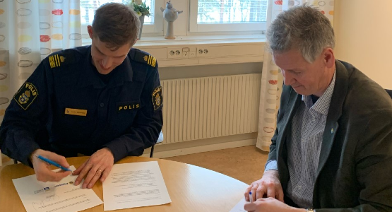 På bilden ses t.f. lokalpolisområdeschef Daniel Westerberg och kommundirektör Christer Normark som i dag undertecknade de nya medborgarlöftena i Lycksele kommun.
