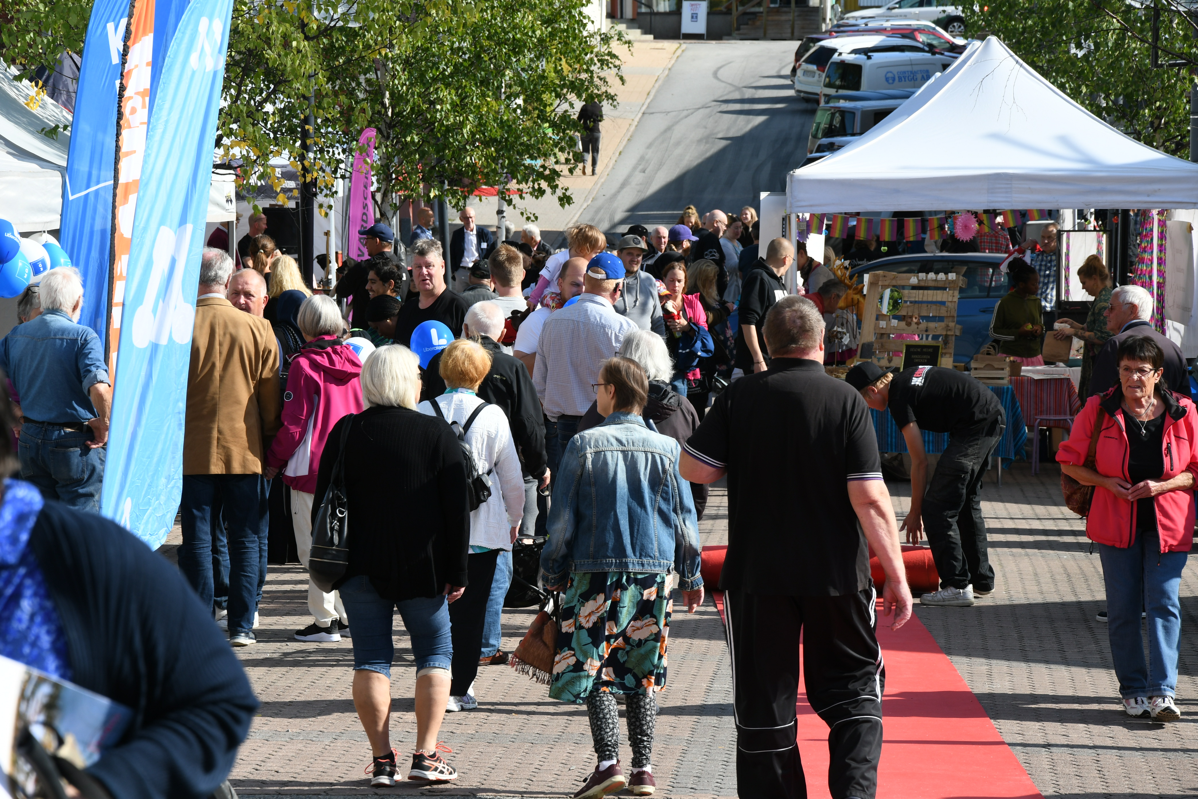 Folksamling på torget en sensommardag