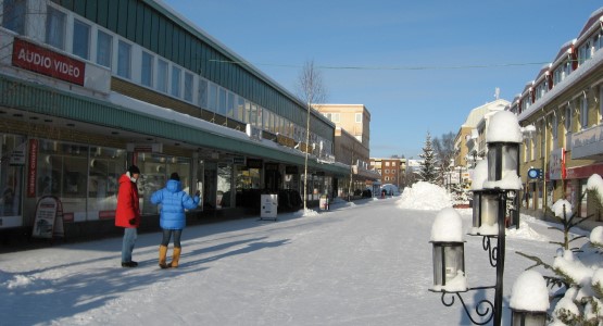 Personer som går efter gågatan i Lycksele vintertid. 