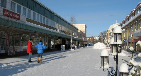 Personer som går efter gågatan i Lycksele vintertid.