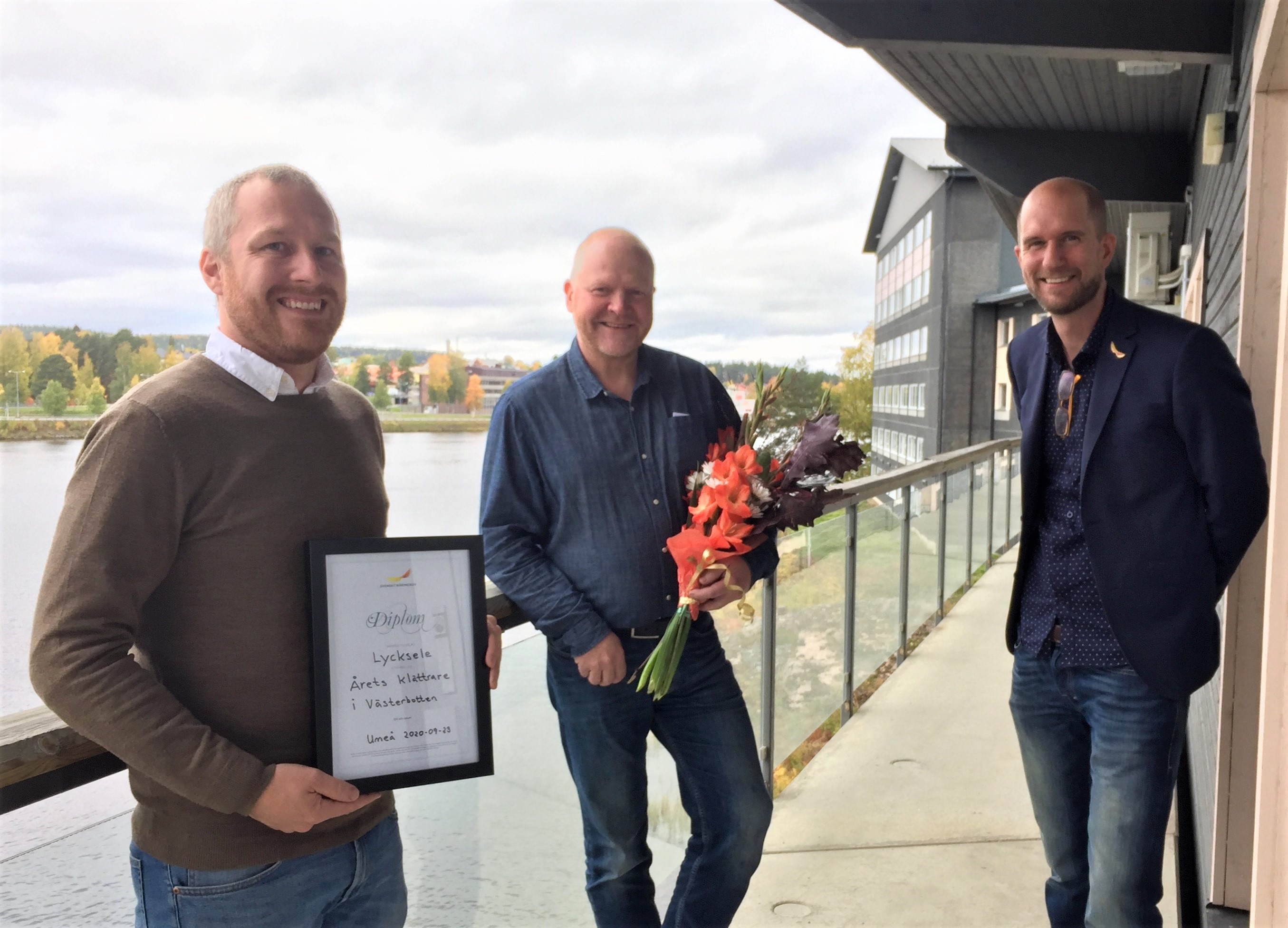 Kommunstyrelsens ordförande Roland Sjögren tar emot blommor för Årets klättrare i företagsranking 2020