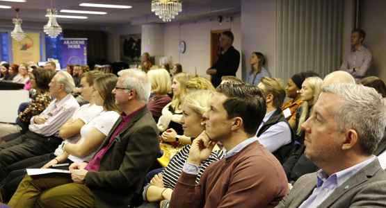 Bild på deltagare som lyssnar på föreläsningar