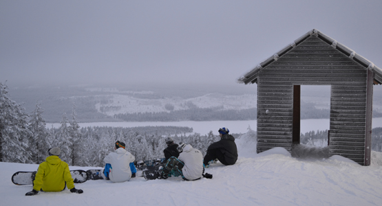 Snowboardåkare längst uppe i backen