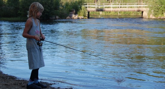 Bild på en flicka som fiskar