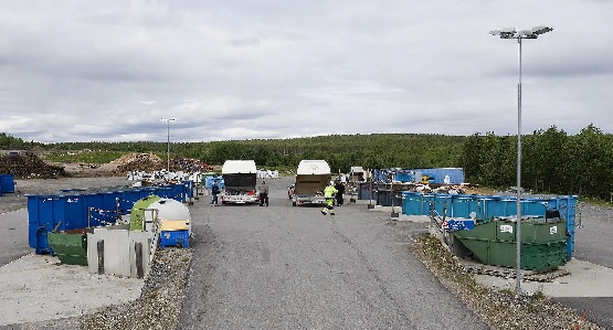 Vy över rampen på Lycksele återvinningscentral