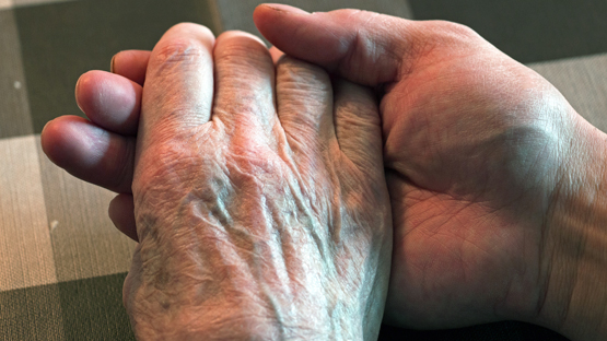 Äldre personer håller i handen, foto Agne Hörnestig