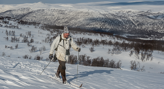 Jägare på skidor över fjället