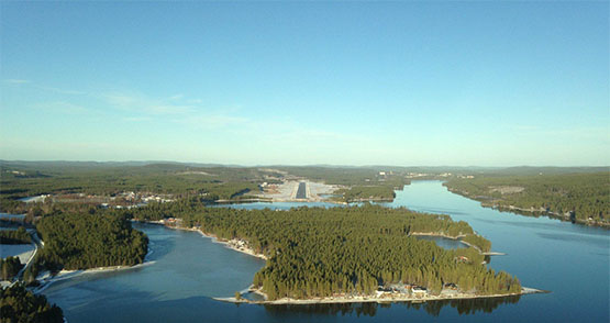 Flygbild över flygplatsen och skog