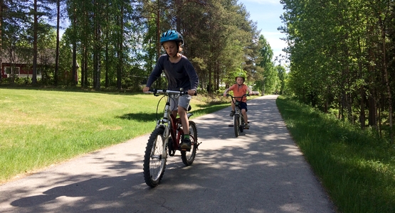 Bild på barn som cyklar på en gång- och cykelväg