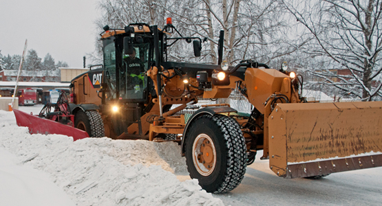 bild på traktor som snöröjer