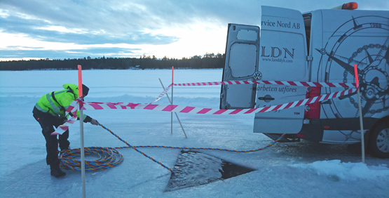 Håltagning i isen på Lycksträsket