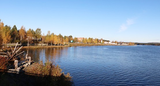 Bild på älven nere vid bron från flottarminnet. 