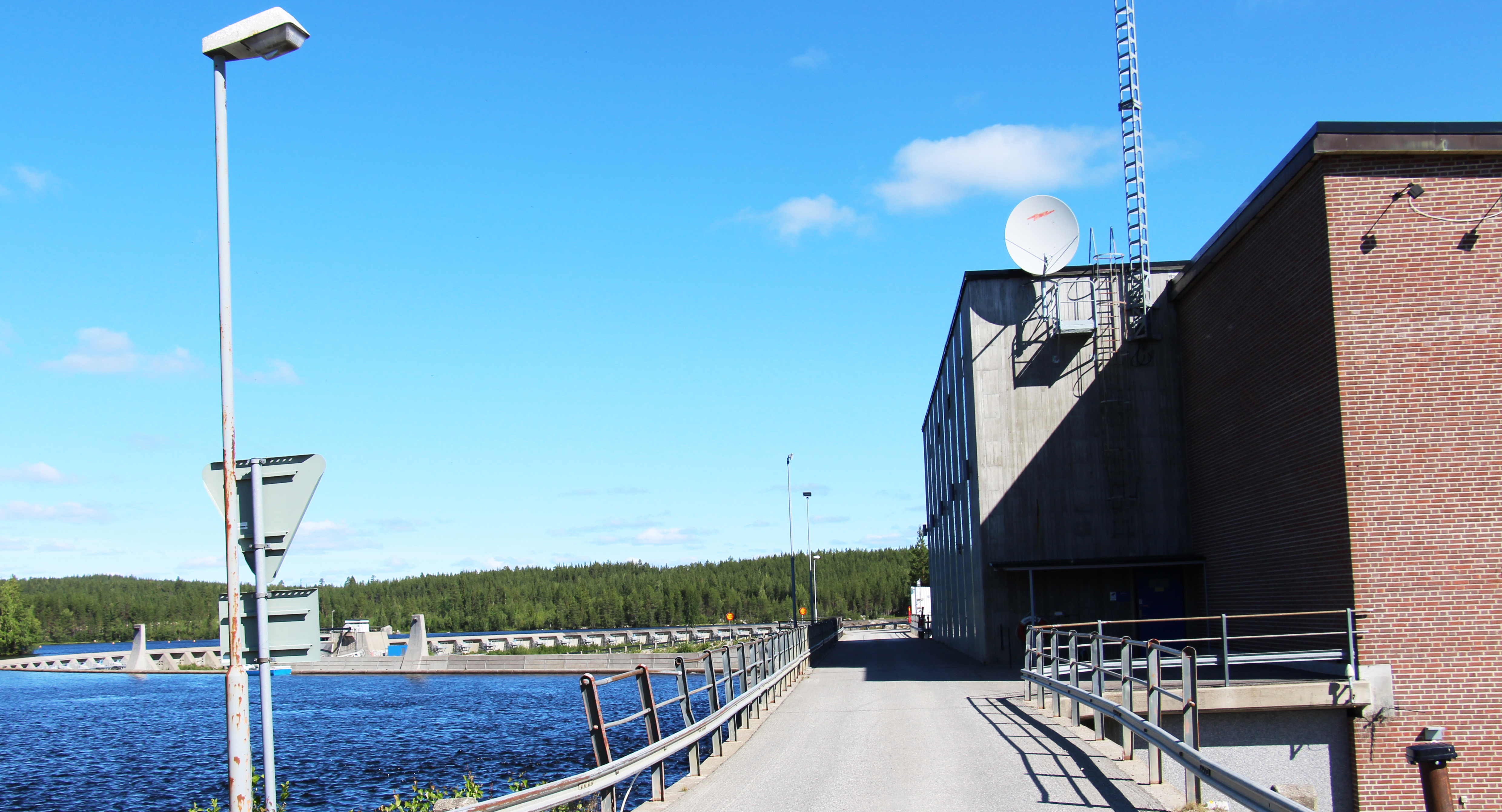 På bilden syns delvis bron och lite vatten, samt byggnad Betseledammen