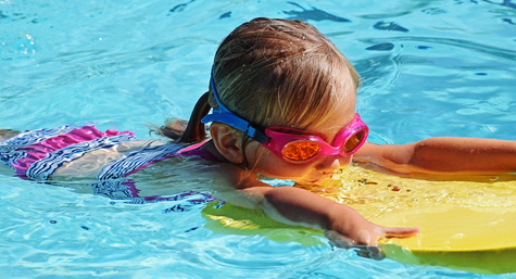 Bild på barn som simmar med simglasögon