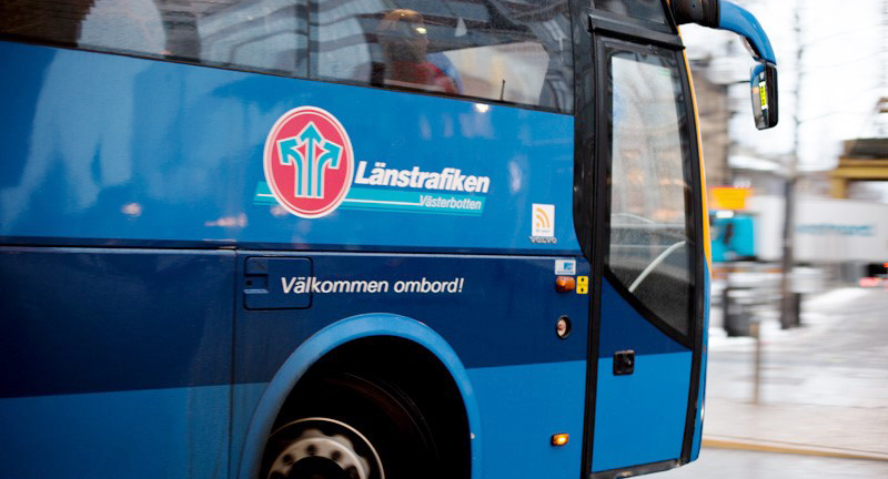 Bild på en blå buss där det står Länstrafiken i Västerbotten 