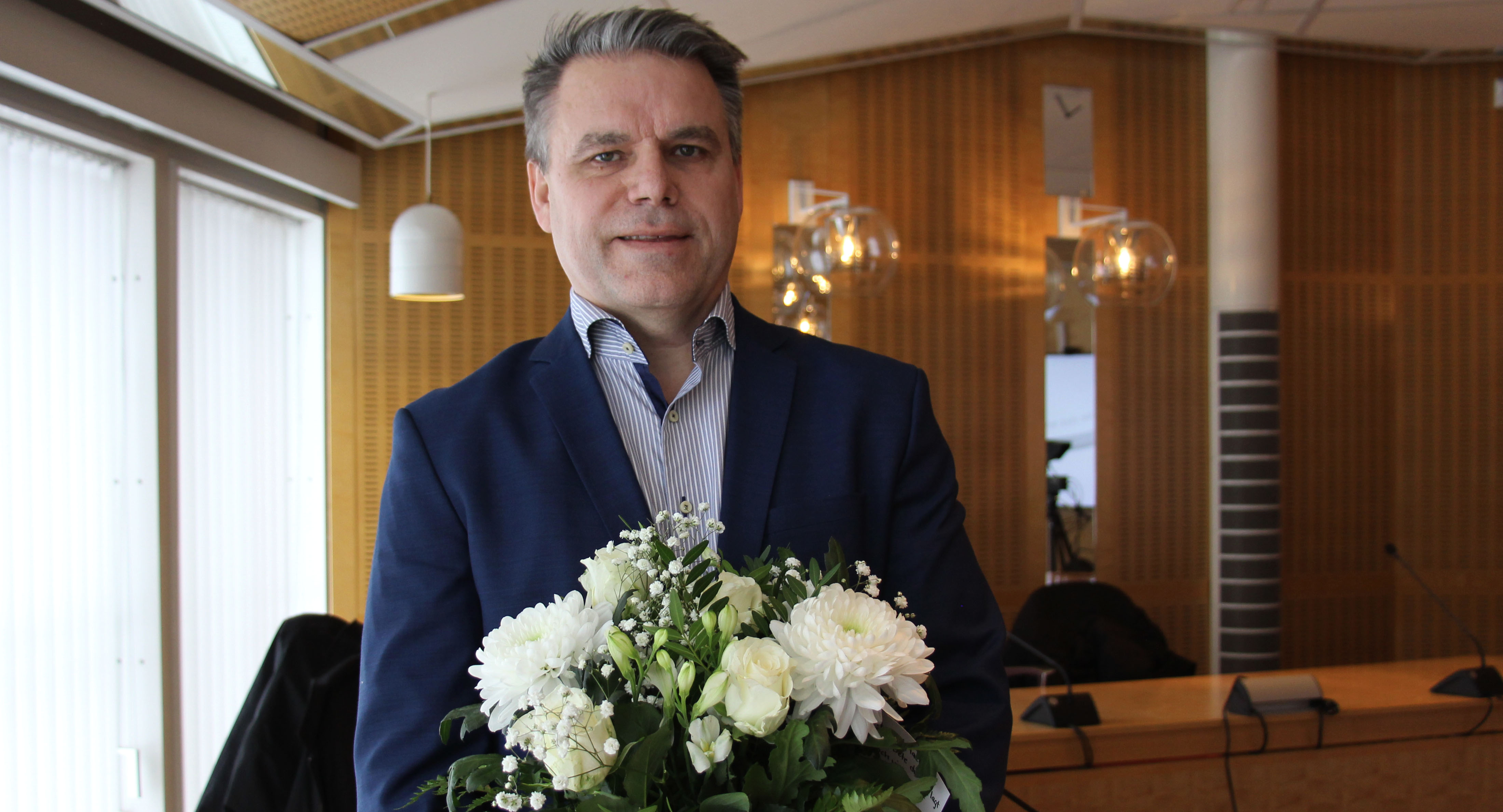 Bild på Christer Hedlund med en blombukett