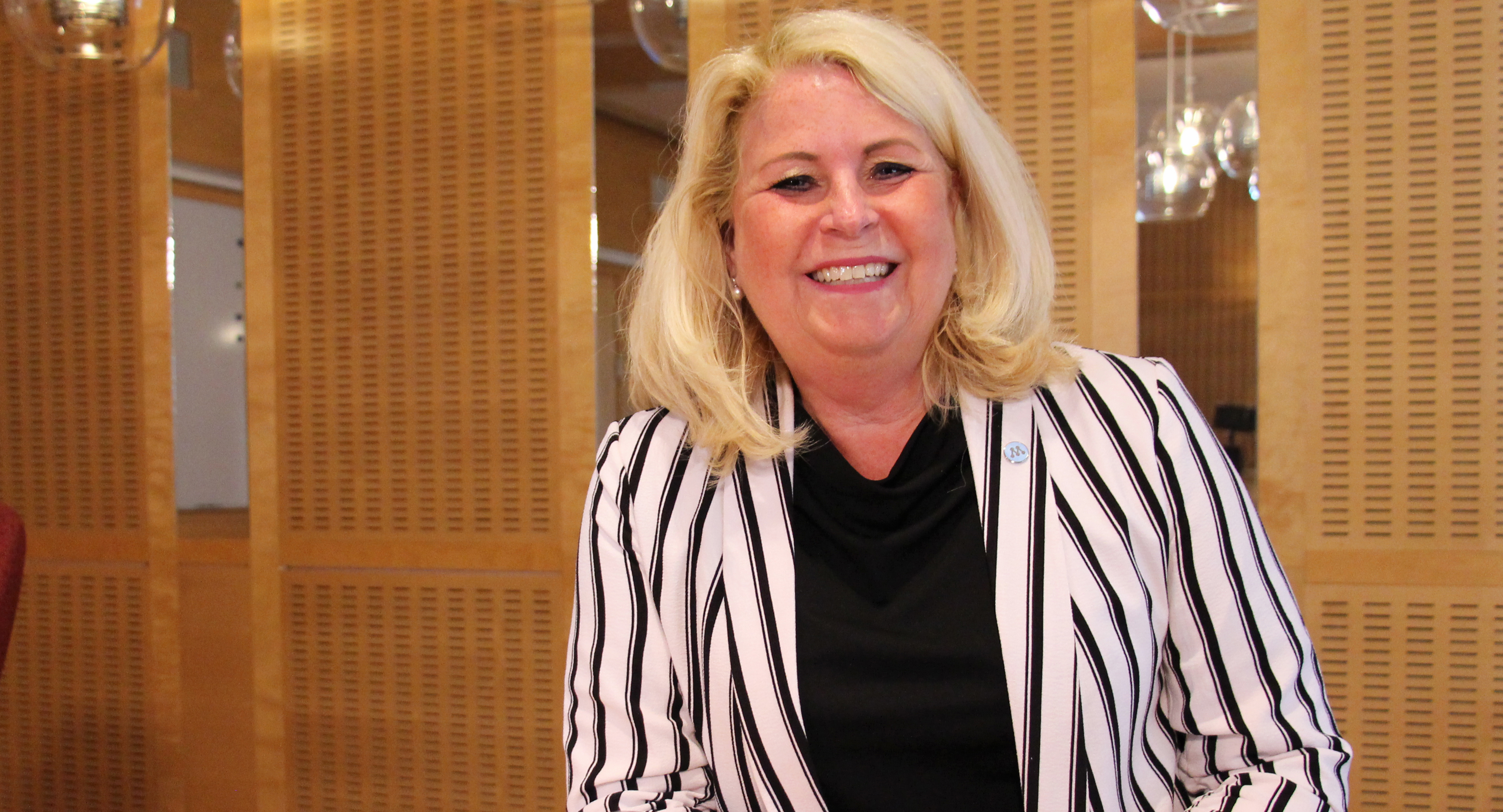 Bild på Elisabeth som tittar in i kameran och ler.
