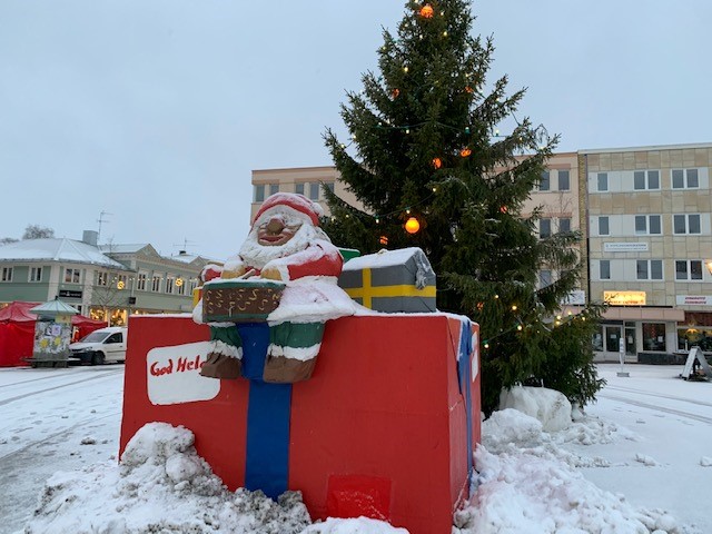 Bild från torget på julgran och tomte