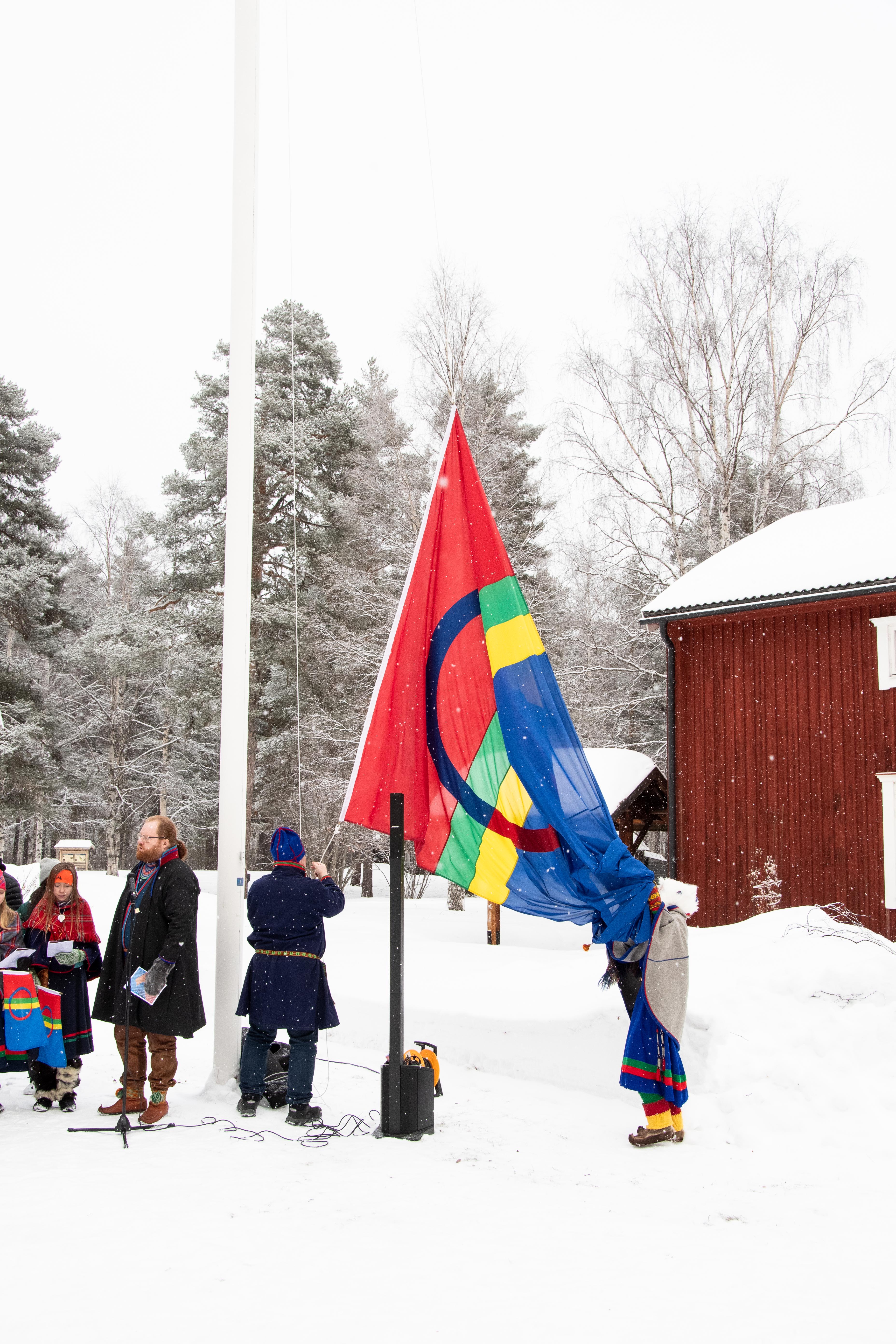 Bild på när samiska flaggan hissas på Gammplatsen