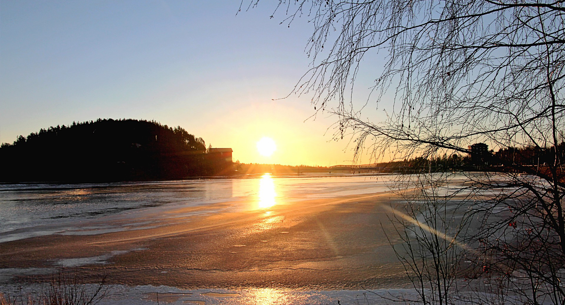 Solnedgång med korpberget