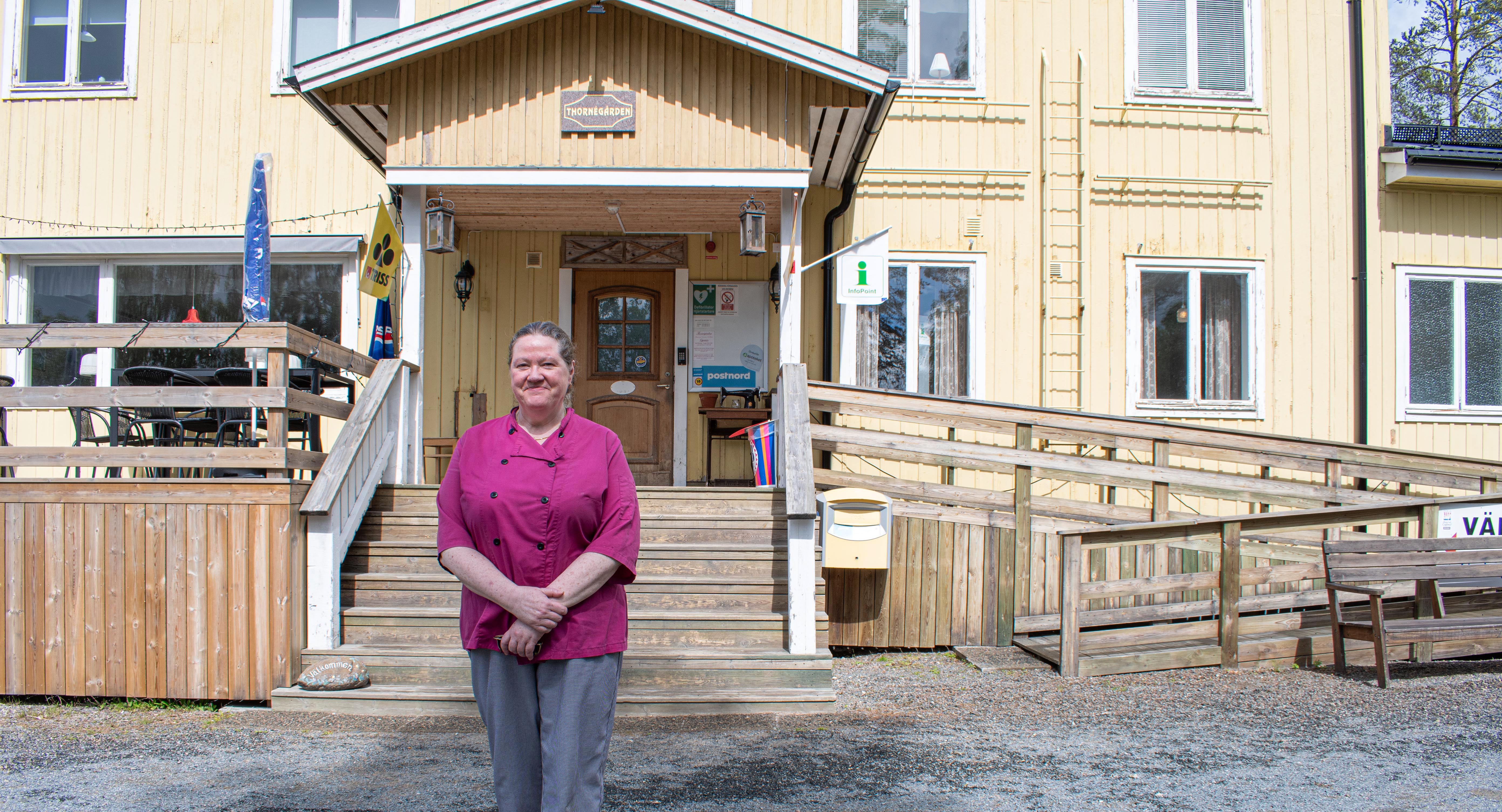 Kvinna står framför en gård