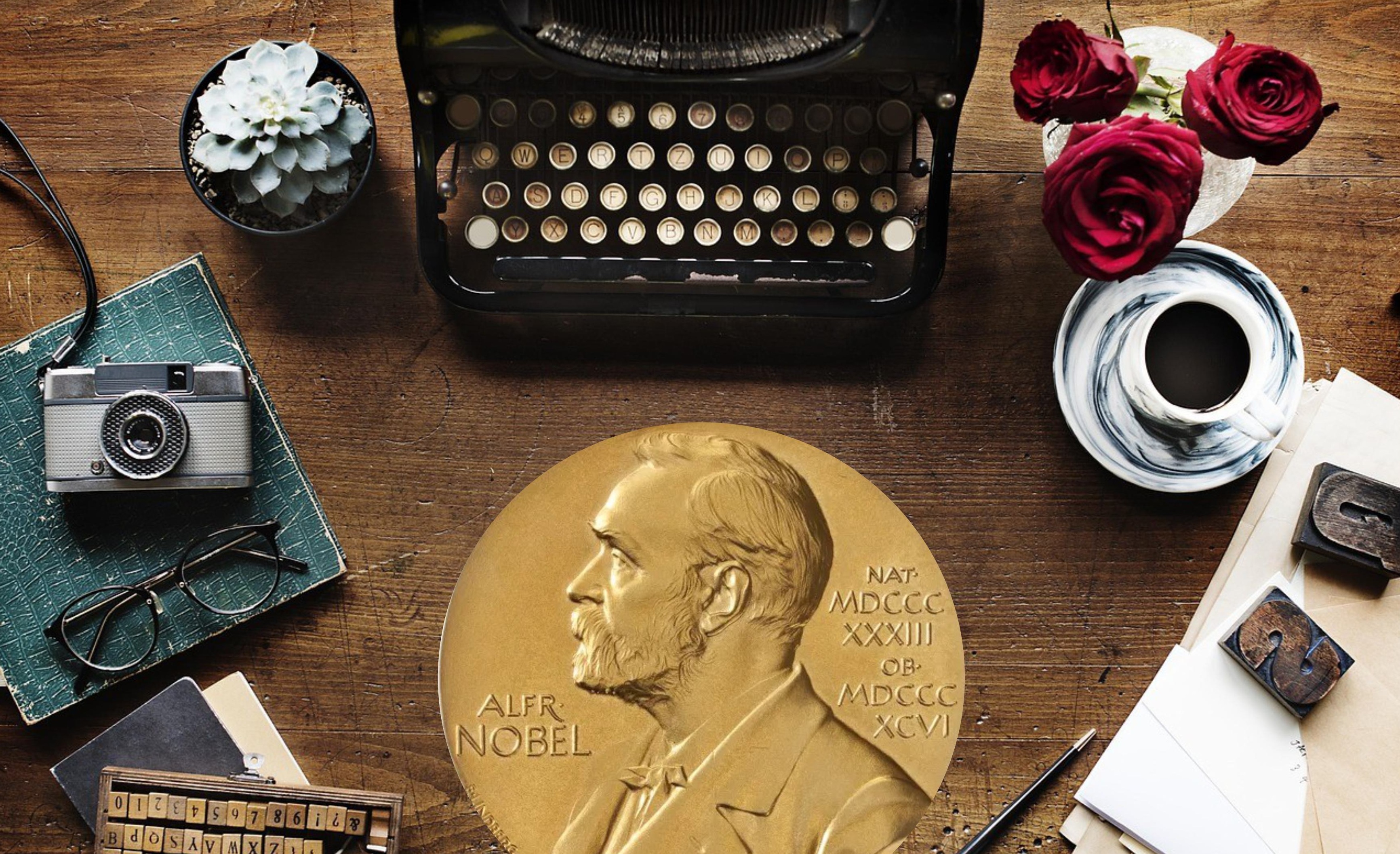 Bild på skrivbord med olika saker