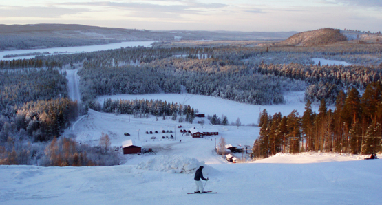 Vintrig bild på slalombacken uppifrån