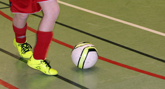 Bild på en persons ben som spelar fotboll