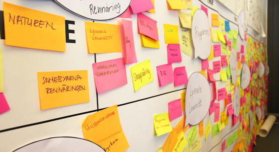 Flera post-it-lappar med viktiga värden för Lycksele uppsatta på en vägg