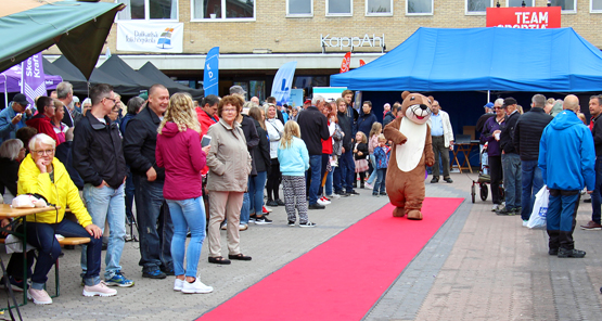 Maskoten Lyllo går på röda mattan