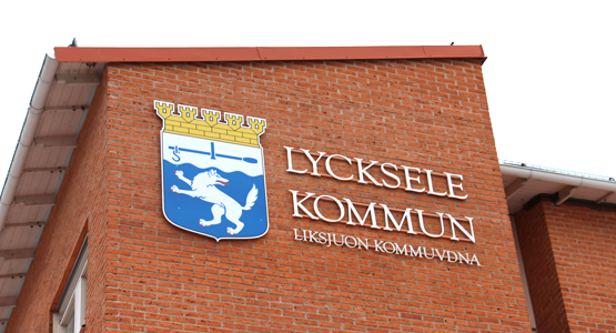 Fasad stadshuset med Lycksele kommuns logotyp