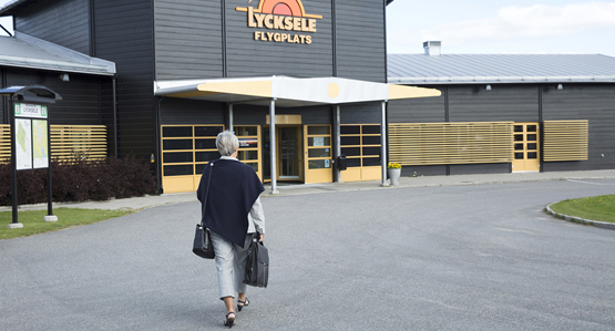 kvinna går mot flygplatsen