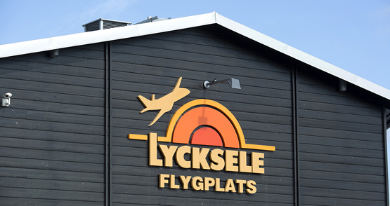 Bild på Lycksele flygplats byggnad.