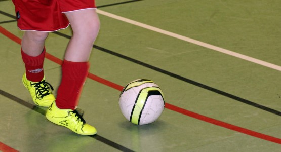 Bild på ben och en fotboll