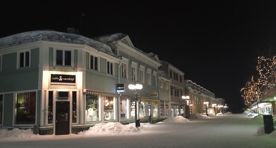 Gågatan i Lycksele en sen kväll i mars