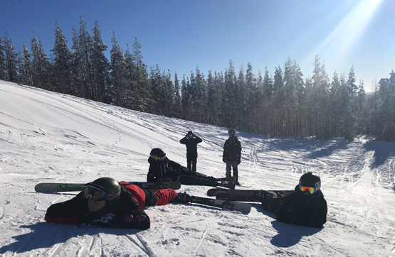 Ungdomar i slalombacken