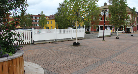 Nytt staket mellan torget och grusparkeringen