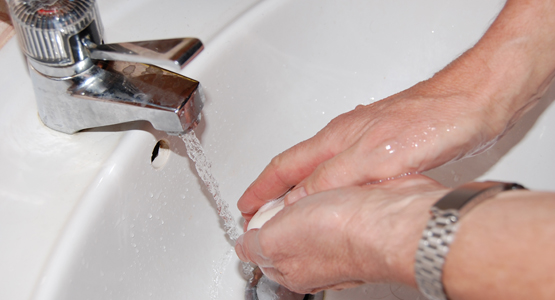 Bild på händer som tvättas i ett handfat