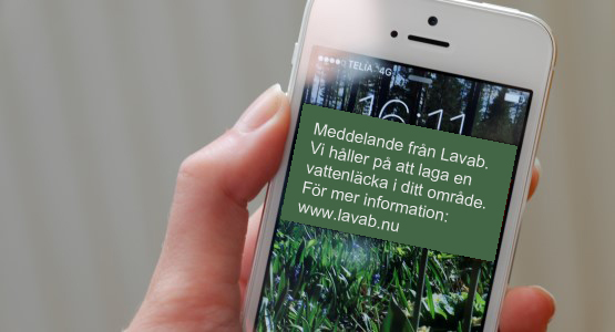 Bild på mobiltelefon med exempel på text från LAVABs sms-tjänst