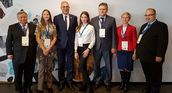 Bild på eleverna tillsammans med den ryska vice utrikesministern med hans stab