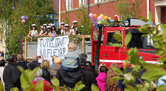 Studenter på lastbilsflak