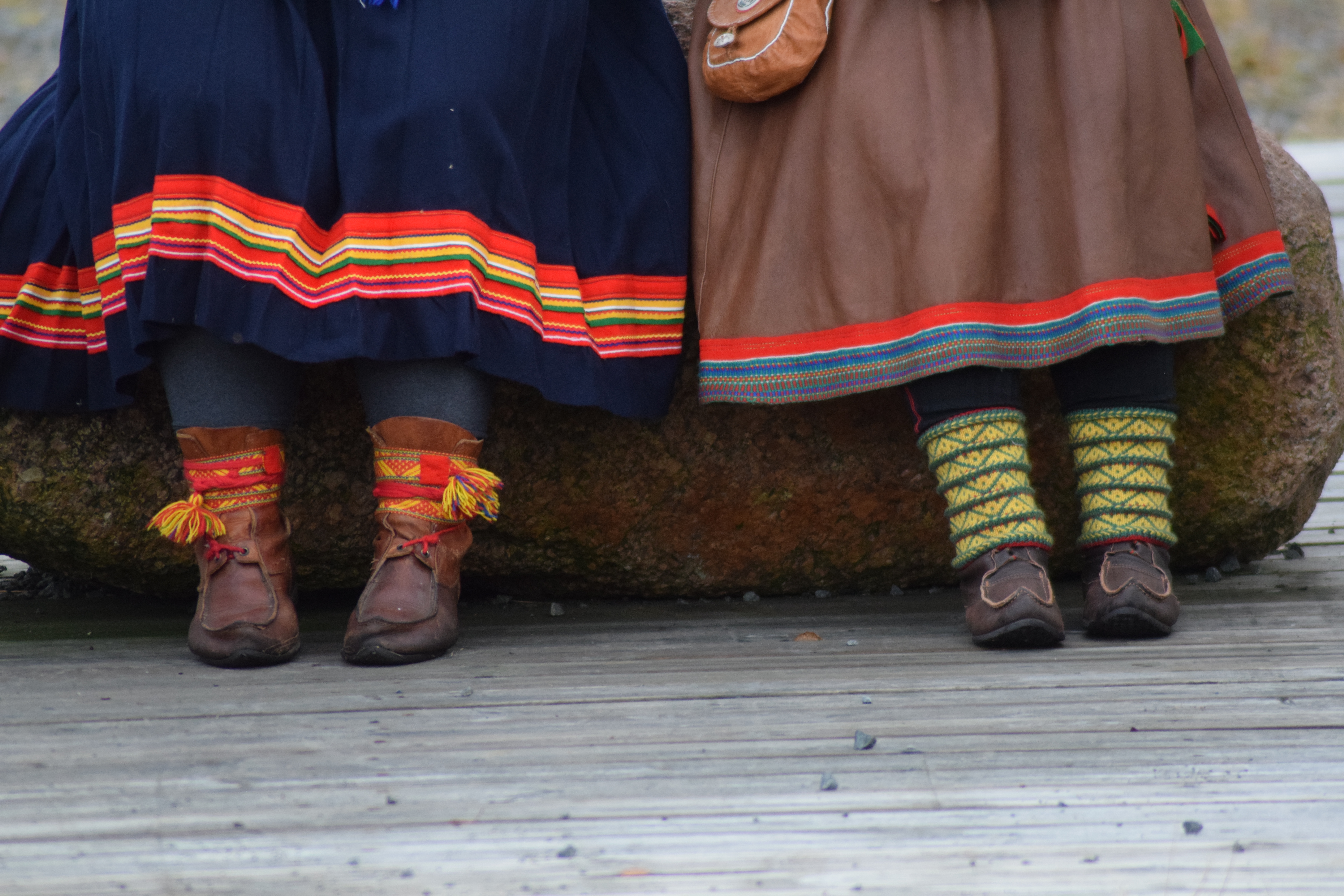Två personer med samiska klädsel med fokus på skor